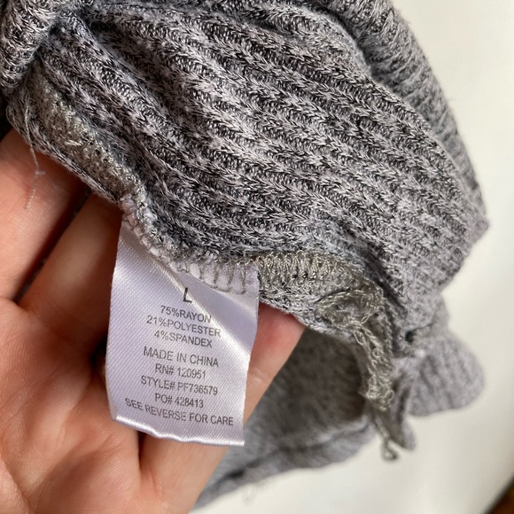 Pink Rose - Speckled Gray Cold Shoulder Turtleneck Sweater - L - Picture 4 of 5